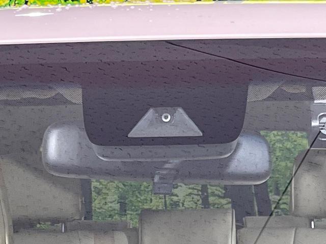 【プリクラッシュセーフティ】前方の車両等を検知し、衝突しそうな時は警報で注意を促し、ブレーキを踏む力をサポート。ブレーキを踏めなかった場合は衝突被害軽減ブレーキが作動、衝突回避をサポートします。