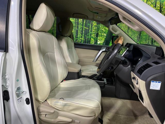 運転席まわりには十分なスペースがあり、大柄な方でもゆったり運転していただける環境です。