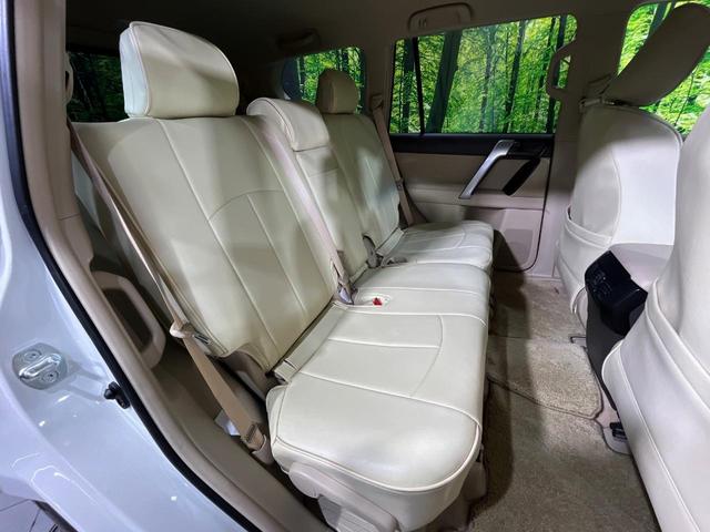 広々とした２列目シートは居住性が高く、居心地も快適！友達や家族とのお出かけにぴったりです。ベビーシートやチャイルドシート使用時も快適にお過ごしいただける十分な空間を確保しています。