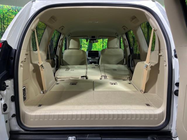 後席を格納すると、これだけの広さが！シーンに合わせたシートアレンジで、大きな荷物も積むことが出来ます♪