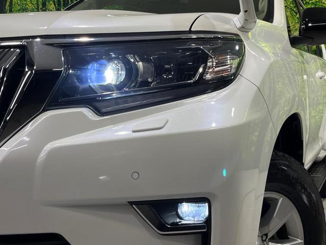 【ＬＥＤヘッドライト】悪天候や夜間走行時も良好な視界を確保し安心して運転できる高輝度ＬＥＤヘッドライトを装備！点灯速度が早く、消費電力も抑えられています。