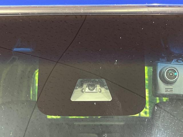 【スマートアシスト】走行中に前方の車両等を認識し、衝突しそうな時は警報とブレーキで衝突回避と被害軽減をアシスト。より安全にドライブをお楽しみいただけます。