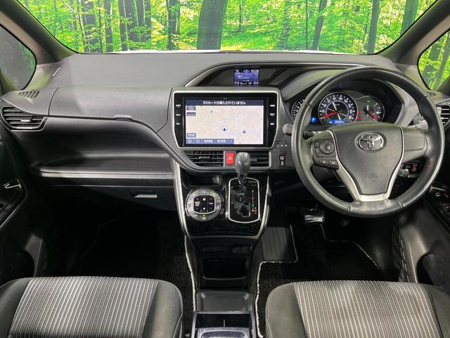 ヴォクシー ＺＳ　煌ＩＩ　４ＷＤ　両側電動スライドドア　純正１０型ＳＤナビ　フリップダウンモニター　バックカメラ　寒冷地仕様　セーフティセンスＣ　禁煙車　ドラレコ　コーナーセンサー　スマートキー　ＬＥＤヘッド　ＥＴＣ（2枚目）