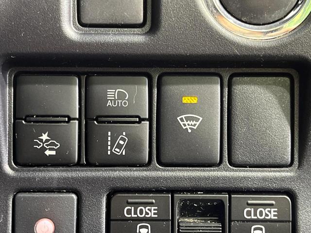 ヴォクシー ＺＳ　煌ＩＩ　４ＷＤ　両側電動スライドドア　純正１０型ＳＤナビ　フリップダウンモニター　バックカメラ　寒冷地仕様　セーフティセンスＣ　禁煙車　ドラレコ　コーナーセンサー　スマートキー　ＬＥＤヘッド　ＥＴＣ（7枚目）