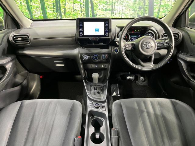 ヤリスクロス Ｘ　４ＷＤ　ディスプレイオーディオ　バックカメラ　セーフティセンス　レーダークルーズ　禁煙車　クリアランスソナー　スマートキー　オートハイビーム　車線逸脱警報　誤発進抑制機能　Ｂｌｕｅｔｏｏｔｈ再生（2枚目）