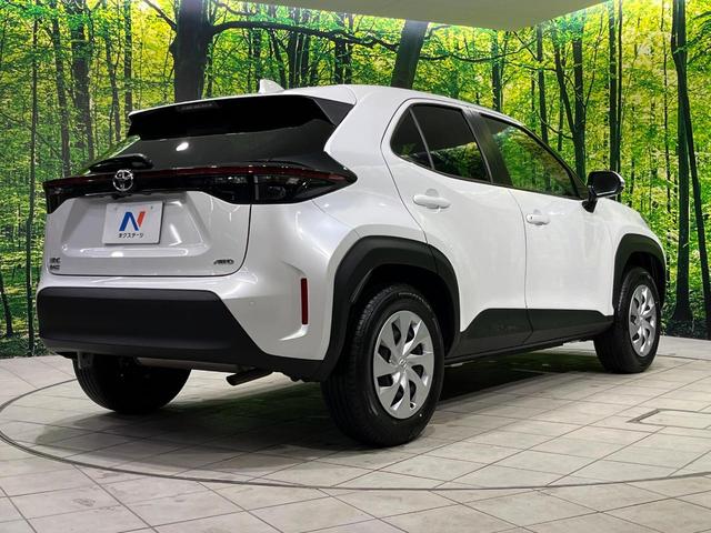 ヤリスクロス Ｘ　４ＷＤ　ディスプレイオーディオ　バックカメラ　セーフティセンス　レーダークルーズ　禁煙車　クリアランスソナー　スマートキー　オートハイビーム　車線逸脱警報　誤発進抑制機能　Ｂｌｕｅｔｏｏｔｈ再生（17枚目）
