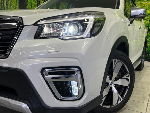 【ＬＥＤヘッドライト】悪天候や夜間走行時も良好な視界を確保し安心して運転できる高輝度ＬＥＤヘッドライトを装備！点灯速度が早く、消費電力も抑えられています。