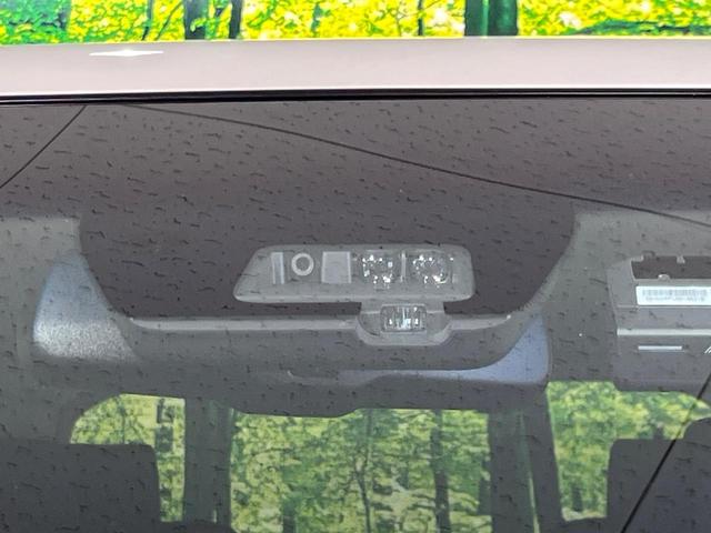 【三菱ｅ-Ａｓｓｉｓｔ】走行中に前方の車両等を認識し、衝突しそうな時は警報とブレーキで衝突回避と被害軽減をアシスト。より安全にドライブをお楽しみいただけます。