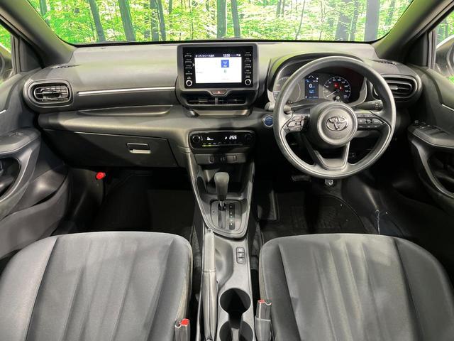 ヤリス ハイブリッドＸ　４ＷＤ　ナビ機能付きディスプレイオーディオ　バックカメラ　ＡＣ１００Ｖ電源　セーフティセンス　レーダークルーズ　禁煙車　ドラレコ　スマートキー　ビルトインＥＴＣ　オートハイビーム　車線逸脱警報（2枚目）