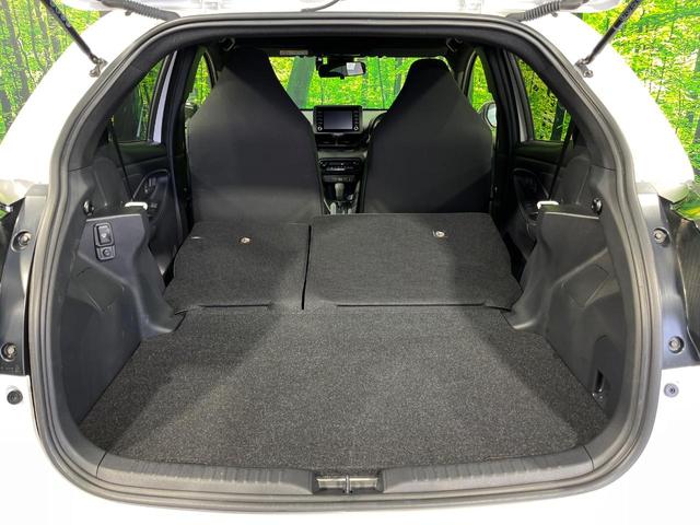 ヤリス ハイブリッドＸ　４ＷＤ　ナビ機能付きディスプレイオーディオ　バックカメラ　ＡＣ１００Ｖ電源　セーフティセンス　レーダークルーズ　禁煙車　ドラレコ　スマートキー　ビルトインＥＴＣ　オートハイビーム　車線逸脱警報（10枚目）