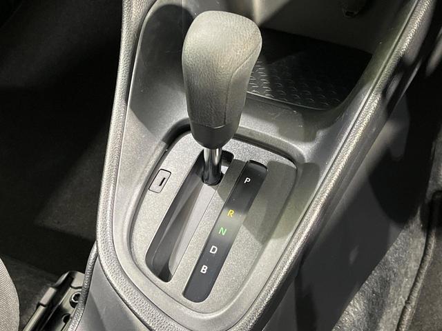 ヤリス ハイブリッドＸ　４ＷＤ　ナビ機能付きディスプレイオーディオ　バックカメラ　ＡＣ１００Ｖ電源　セーフティセンス　レーダークルーズ　禁煙車　ドラレコ　スマートキー　ビルトインＥＴＣ　オートハイビーム　車線逸脱警報（25枚目）