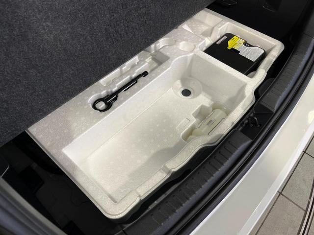 ヤリス ハイブリッドＸ　４ＷＤ　ナビ機能付きディスプレイオーディオ　バックカメラ　ＡＣ１００Ｖ電源　セーフティセンス　レーダークルーズ　禁煙車　ドラレコ　スマートキー　ビルトインＥＴＣ　オートハイビーム　車線逸脱警報（48枚目）