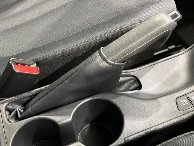 ヤリス ハイブリッドＸ　４ＷＤ　ナビ機能付きディスプレイオーディオ　バックカメラ　ＡＣ１００Ｖ電源　セーフティセンス　レーダークルーズ　禁煙車　ドラレコ　スマートキー　ビルトインＥＴＣ　オートハイビーム　車線逸脱警報（55枚目）