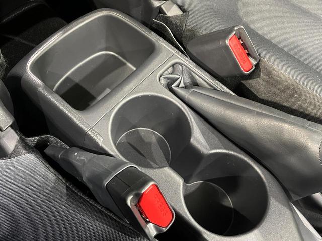 ヤリス ハイブリッドＸ　４ＷＤ　ナビ機能付きディスプレイオーディオ　バックカメラ　ＡＣ１００Ｖ電源　セーフティセンス　レーダークルーズ　禁煙車　ドラレコ　スマートキー　ビルトインＥＴＣ　オートハイビーム　車線逸脱警報（56枚目）