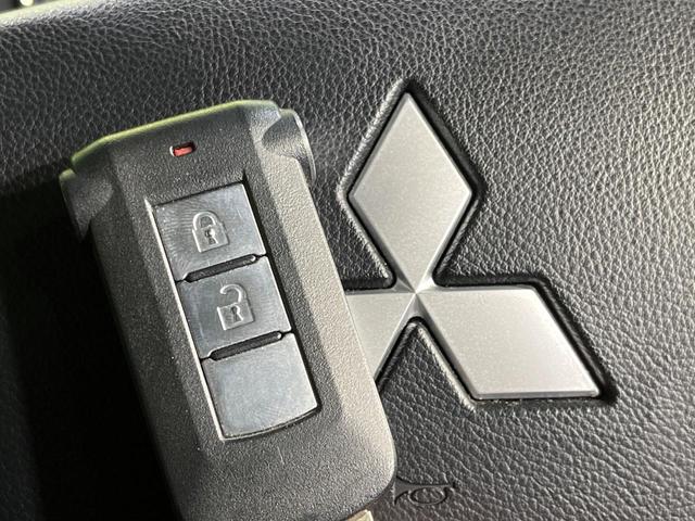 デリカＤ：５ Ｄ　パワーパッケージ　４ＷＤ　ターボ　両側電動スライドドア　ＳＤナビ　バックカメラ　禁煙車　前席シートヒーター　スマートキー　ＨＩＤヘッド　ビルトインＥＴＣ　オートライト　オートエアコン　純正１８インチＡＷ（7枚目）