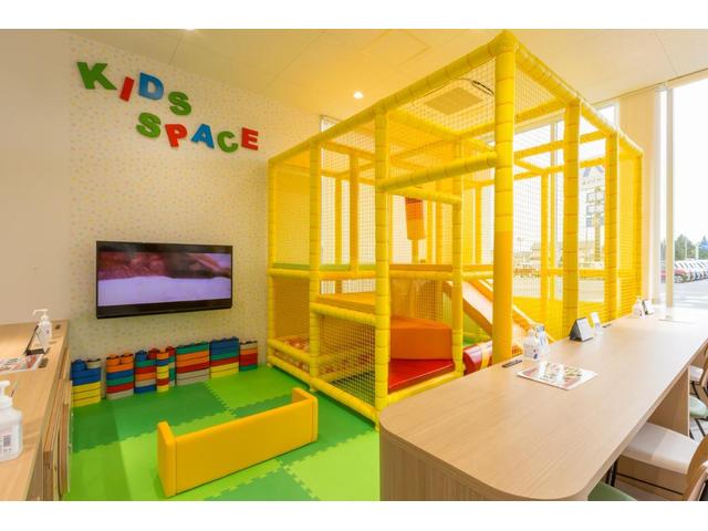 大きなキッズスペースも完備！小さなお子様連れでも、ゆっくりとお車探しをお楽しみいただけます。