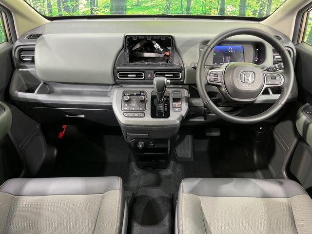 フリード ｅ：ＨＥＶクロスター　４ＷＤ　登録済未使用車　両側電動スライド　ホンダセンシング　アダプティブクルーズ　ハーフレザーシート　クリアランスソナー　スマートキー　ＬＥＤヘッド　純正１５インチＡＷ　オートハイビーム　オートライト（2枚目）