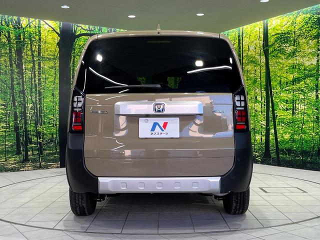 フリード ｅ：ＨＥＶクロスター　４ＷＤ　登録済未使用車　両側電動スライド　ホンダセンシング　アダプティブクルーズ　ハーフレザーシート　クリアランスソナー　スマートキー　ＬＥＤヘッド　純正１５インチＡＷ　オートハイビーム　オートライト（16枚目）