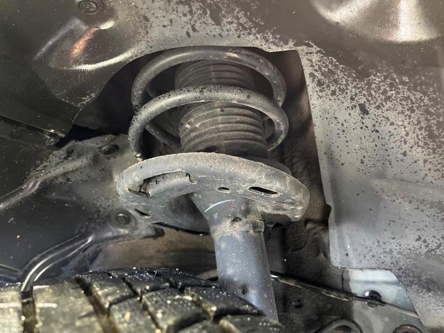 お車を安心してお乗りいただく為には、足回りの定期点検が欠かせません。サービスサポート（有償保証）では無料点検もご提供しており、安心のカーライフをお過ごしいただけるサポート体制が整っています。