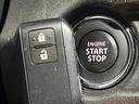 【キーレススタートシステム】カバンやポケットに入れたままでもドアの施錠・解錠が可能なスマートキーを装備。エンジンのオン・オフ時もカギを取り出す必要が無いからとっても便利です♪