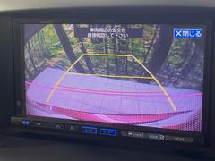 【バックカメラ】駐車時に後方がリアルタイム映像で確認できます。大型商業施設や立体駐車場での駐車時や、夜間のバック時に大活躍！運転スキルに関わらず、今や必須となった装備のひとつです！ 5