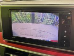 【バックカメラ】駐車時に後方がリアルタイム映像で確認できます。大型商業施設や立体駐車場での駐車時や、夜間のバック時に大活躍！運転スキルに関わらず、今や必須となった装備のひとつです！ 5