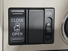 【パワースライドドア】スマートキーや運転席のスイッチでスライドドアの開閉が可能♪電動だから力を入れてドアを開ける必要が無く、小さいお子様でも、重い荷物を持っている時もラクに開け閉めできます♪ 3
