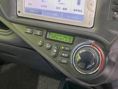 【オートエアコン】一度お好みの温度に設定すれば、車内の温度を検知し風量や温度を自動で調整。暑い…寒い…と何度もスイッチ操作をする必要はありません。快適な車内空間には必須の機能ですね♪ 6