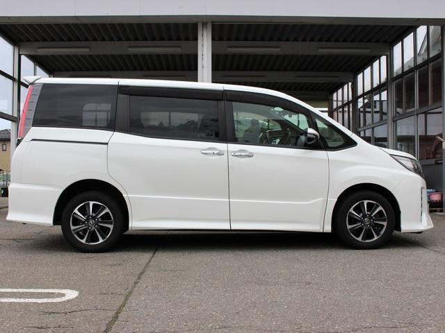 ノア Ｓｉ　ダブルバイビーＩＩ　４ＷＤ　３列シート８人乗り　両側オートスライドドア　ブレーキサポート　ナビ　リアフリップダウンモニター（10枚目）