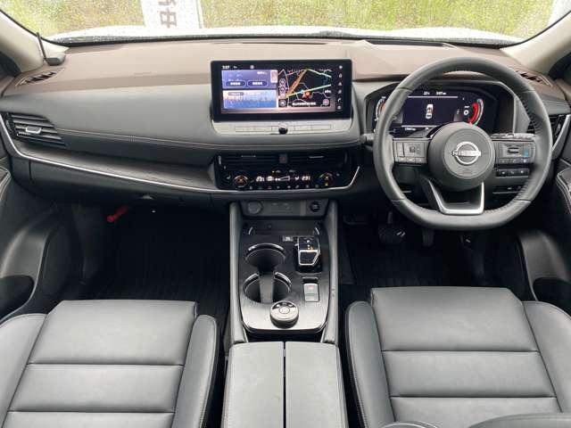 エクストレイルの運転席周りの画像です。内装は、ブラックになります。