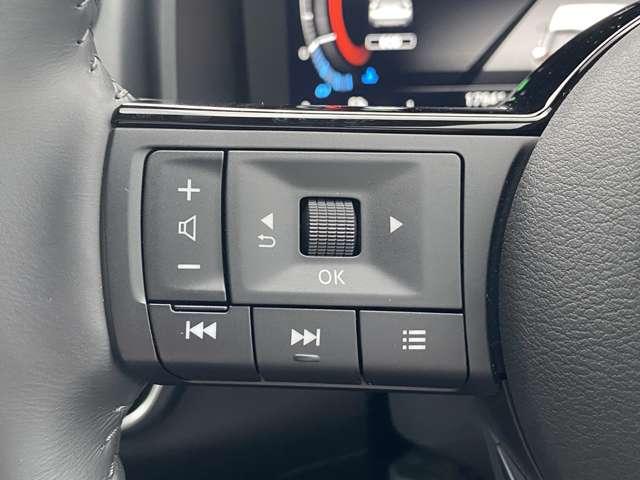 ステアリング左側です。メーター内のディスプレイ・オーディオ操作用スイッチが並びます。