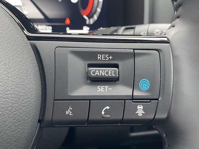 【プロパイロット】高速道路でアクセル、ブレーキ、ステアリング操作をクルマがサポート。高速走行におけるドライバーの負担を軽減します。その下には、携帯電話用ハンズフリースイッチが並びます。