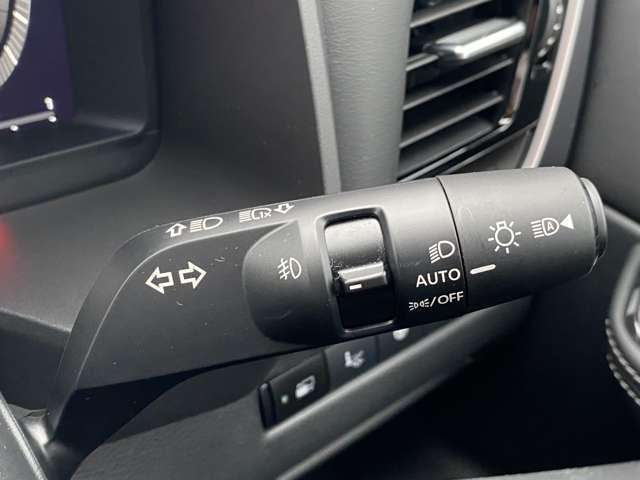 【オートライト】周囲の明るさに応じ自動でライトが点灯・消灯。思いやりライト機能で、トンネルや夕暮れ時の走行、雨の中の走行等、ドライバーが忘れそうなタイミングをサポート。ハイビームアシスト機能付きです。