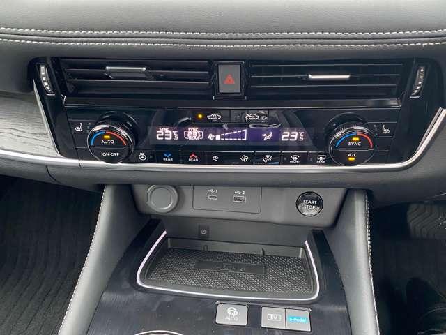 置くだけでＱｉ対応スマートフォンが充電できるワイヤレス充電器採用。他にもタイプＡーＣ端子付き。お手持ちのスマートフォンに合わせ、ご利用下さい。上側は、オートエアコン操作パネルが並びます。