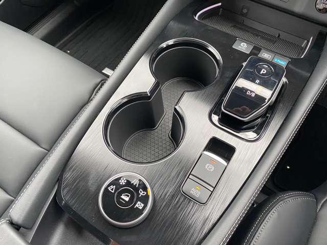 エクストレイルのシフトレバーです。停止を保持するオートホールド付電動パーキングブレーキ付です。