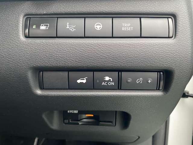 インストパネル右下には、電動リヤゲート開閉スイッチ、１５００Ｗ給電スイッチが並びます。