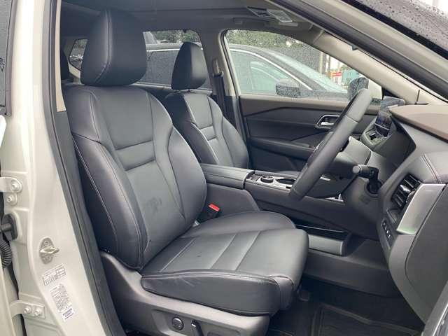 前席の画像です。実際に座って、乗り心地を体験してみてください。右下にあるスイッチで、高さも調整できますよ♪