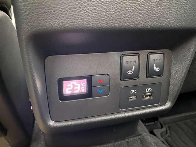 後席にも、シートヒーター付きです。全席同様、座席からの熱で体を温めてくれる快適な装備です。スイッチを入れると２、３分で座席が温まります。間には、タイプＡーＣのソケットが付いています。