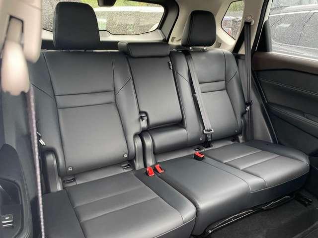 後席の画像です。長距離ドライブでも、疲れず快適に過ごせますよ♪
