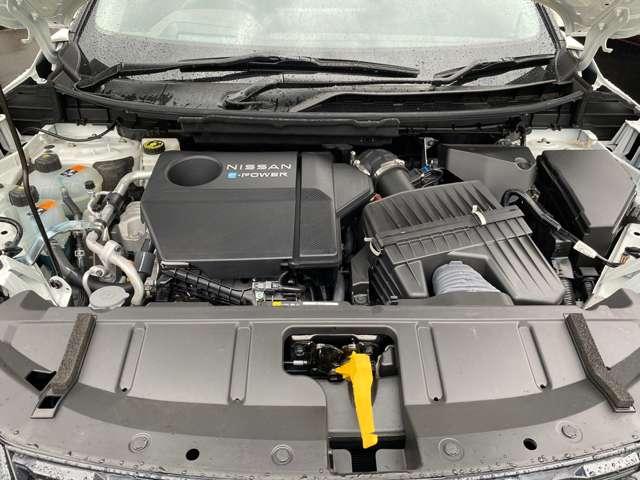 １．５Ｌの発電用エンジンとモータールームの画像です。