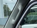 運転席乗降グリップ.大型タイプで、つかみやすく、乗り降りも楽々です.写真は、運転席側ですが助手席側にも付いています.