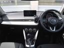 ドライバーを包み込むようなコックピットは、運転に集中できる設計。シンプルだけど上質な素材と丁寧な造りが、所有する喜びを高めてくれるよ。