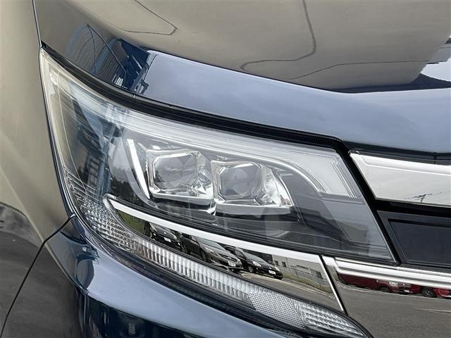 ノア Ｓｉ　４ＷＤ　フルセグ　メモリーナビ　ＤＶＤ再生　後席モニター　バックカメラ　衝突被害軽減システム　ＥＴＣ　両側電動スライド　ＬＥＤヘッドランプ　乗車定員７人　３列シート　ワンオーナー　記録簿（4枚目）