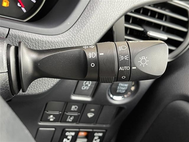 ノア Ｓｉ　４ＷＤ　フルセグ　メモリーナビ　ＤＶＤ再生　後席モニター　バックカメラ　衝突被害軽減システム　ＥＴＣ　両側電動スライド　ＬＥＤヘッドランプ　乗車定員７人　３列シート　ワンオーナー　記録簿（12枚目）