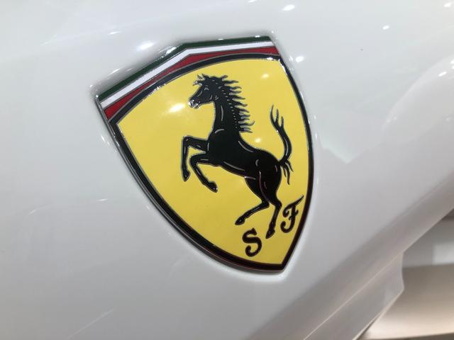 カリフォルニアｔ フェラーリ ｄ車 ２０インチダイヤモンドカット鍛造ホイール リアカメラ デイトナスタイルフロントリアシート スクーデリアフェラーリエンブレム クロームエッジフロントグリル スペシャルステッチカラー ヘッドレスト跳ね馬刺繍 ホワイトレブ