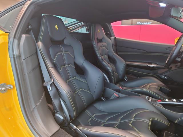 ４８８ＧＴＢ ベースグレード　Ｄ車　ＯＰ８３０　２トーンカラー　ダイヤモンドホイール　ＬＥＤカーボンステア　カーボンリアディフューザー　　カーボンエアスプリッター　カーボンリアダクト　カーボンセンターブリッジ　リアカメラ（41枚目）