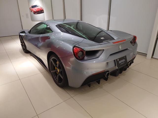 ４８８ＧＴＢ ベースグレード　Ｄ車　フロントリフト　ＬＥＤ付きカーボンステア　カーボンファイバーセンターブリッジ　２０インチコルサホイール　スポーツシルカバー　リアカメラ　フロントウィンド周りカラーレザー　リアシェルフカラーレザー（8枚目）