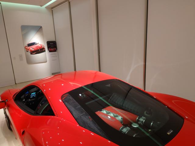 ４５８イタリア ベースグレード　Ｄ車　ＬＥＤカーボンステア　バックアイカメラ　２０インチスポーツホイール　カーボンリアディフューザー　カラードシートベルト　カーボンスクーデリアエンブレム　ルーフトリムレザー　スペシャルステッチ（13枚目）