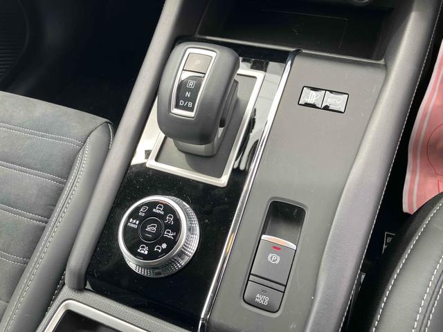 アウトランダーＰＨＥＶ Ｇ　４ＷＤ　ドライブレコーダー　バックカメラ　クリアランスソナー　オートクルーズコントロール　衝突被害軽減システム　ナビ　ＴＶ　オートライト　電動リアゲート　アルミホイール　スマートキー　電動格納ミラー（8枚目）