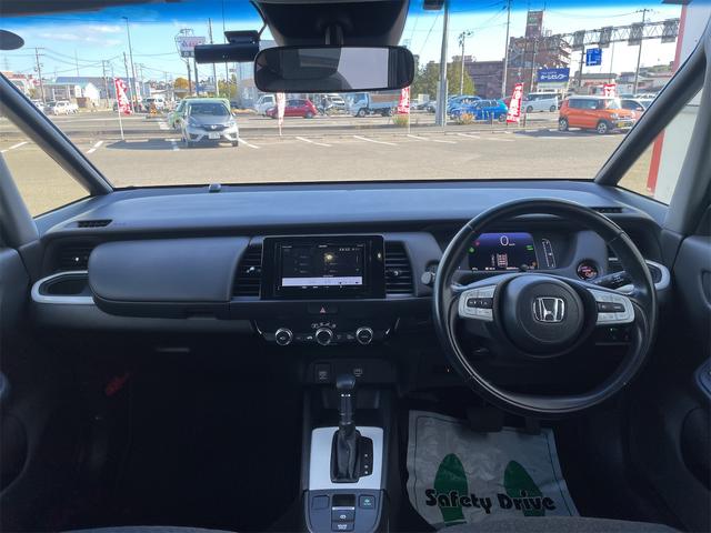 フィット ｅ：ＨＥＶホーム　４ＷＤ　ホンダセンシング　レーンキープ　レーダークルーズ　ナビＢｌｕｔｏｏｔｈバックカメラ　ＬＥＤオートハイビーム　ドラレコ　パーキングセンサー　スマートキー２個　サイドエアバック　ＵＳＢ　ＥＴＣ（2枚目）